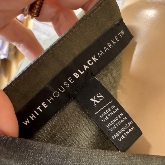 White House Black Market T Shirt Green XS Ribbon Silver Button Shoulders Crew - Picture 4 of 6